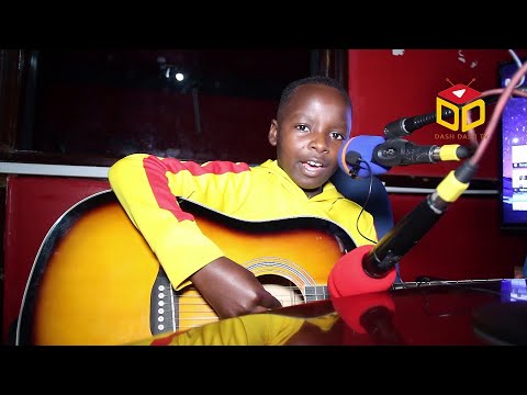 Wa Mwana muto ucuranga Guitar twamuhuje na SE badukorera ibitangaza muri Studio