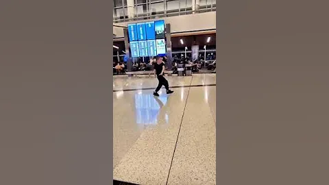 @BlakeMcgrathofficial Airport Trend! - Soz to that guy! #7yearsold #dancer #losangeles