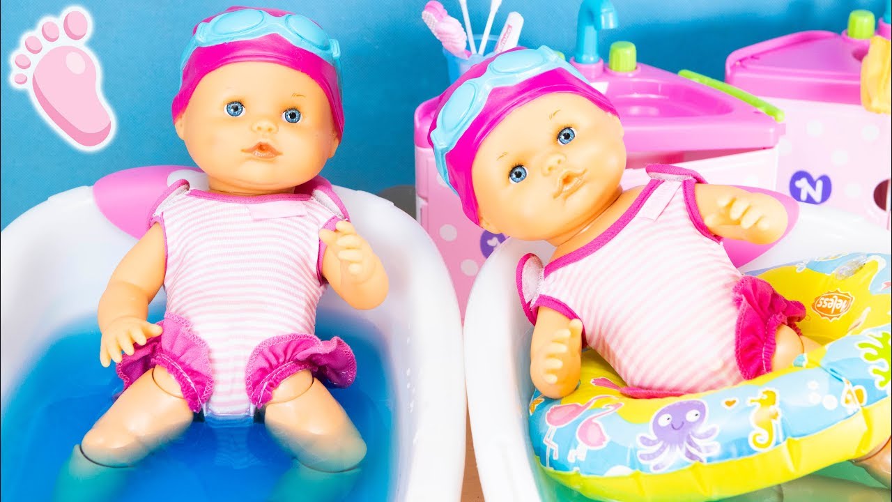 😂 Noa et Noé Nenuco baignent leurs petites voisines et leur passent une blague! Eau bleue et Slime!