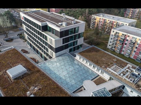 Ein Flug über das Lichtdach der Mittelbrandenburgischen Sparkasse.