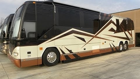 2005 Featherlite Vantare Luxury Coach - Prevost