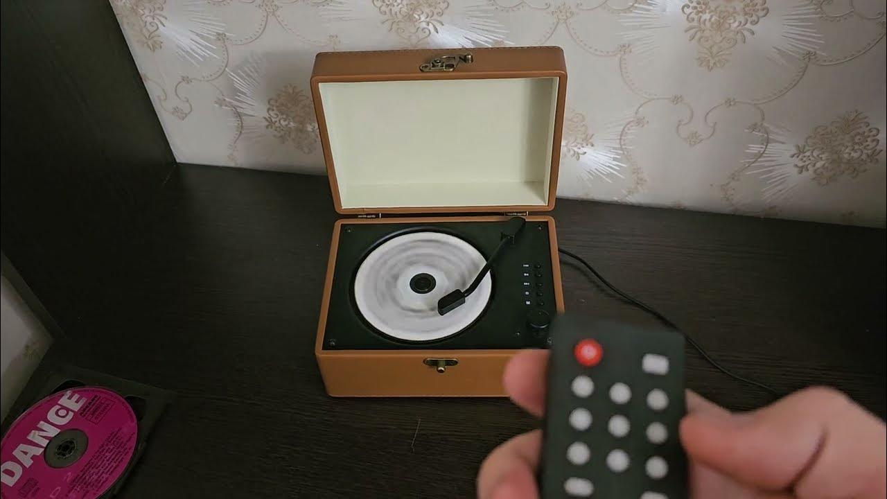 Маленький CD плеер в стиле винилового проигрывателя со встроенными ...