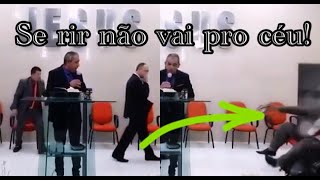 Pastor Senta Na Cadeira E Cai Do Altar Na Hora Do Culto