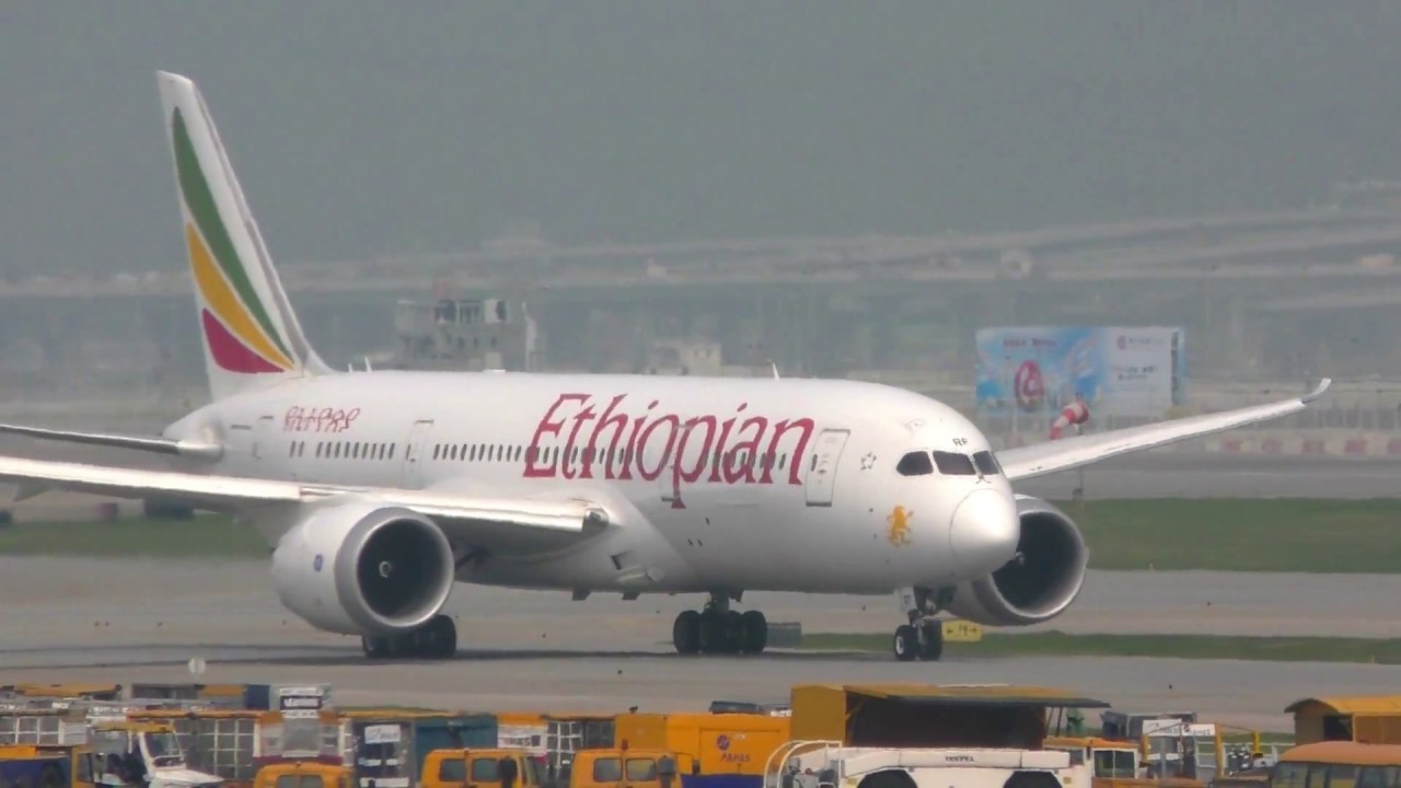 airbus a220 Hong Kong Airport Aircraft Movements incl. American Airlines 777 with ATC