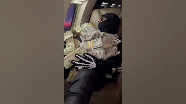 6ix9ine sleeping on the private jet with $1,000,000 cash