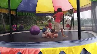 ahza yomi liburan main trampolin sama teman teman