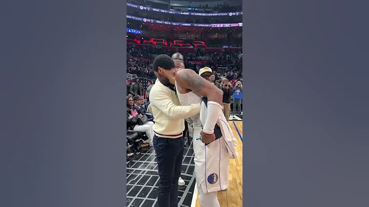 Kyrie gives Floyd Mayweather his Mavericks debut jersey 🤝 - DayDayNews