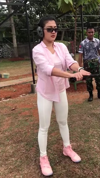 Sexy,cantik dan jago menembak jangan macam-macam dengan wanita ini