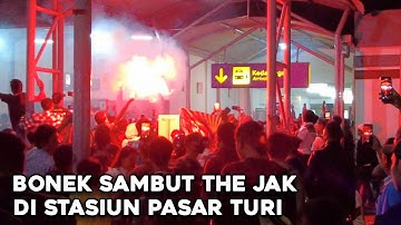 Bonek Sambut The Jak Di Stasiun Pasar Turi Surabaya