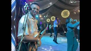 BASSIST AND BAND TURNED THIS AMAPIANO PRAISE MEDLEY AROUND!! WHAT?? 🙆‍♂️🙆‍♂️