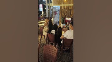 Ba cha con cài tóc giả đẹp ngồi uống cà phê #caitocgia