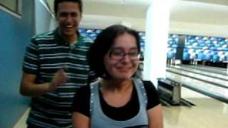 Mima jogando boliche pela primeira vez na vida 2.AVI