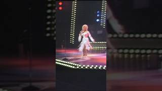 “Dolly in Concert” was filmed at the Dominion Theatre in London and aired on HBO in June of 1983. ✨