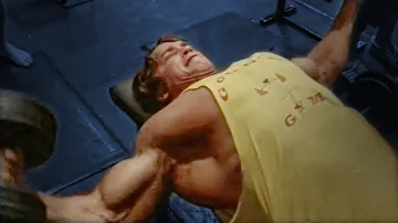 ¿Cuántas veces entrenaba Arnold al día?