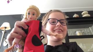 Liselotte Pakt Een Cadeau Voor Haar Rapunzelbarbie Uit.