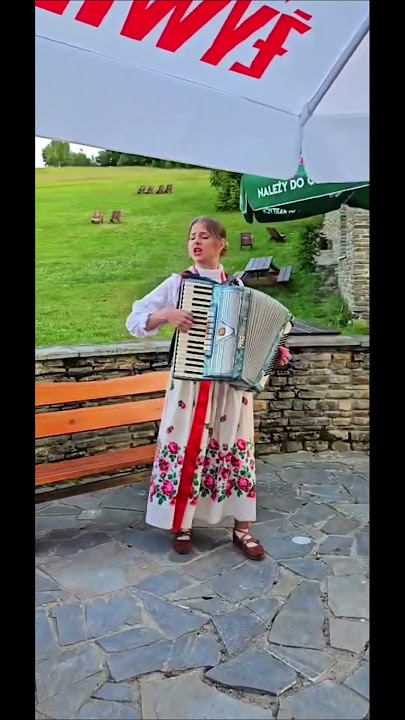 Jo se mom za wodom Janicka z urodom 🌞 (występ w Zagrodzie Lepiarzówka w Wiśle)