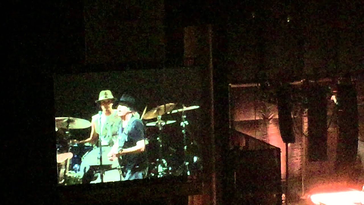 Neil Young & Promise of the Real - Everybody Knows This Is Nowhere - Jones Beach, NY - 7.21.15 auf YouTube ansehen Neil Young & Promise of the Real - Everybody Knows This Is Nowhere - Jones Beach, NY - 7.21.15 auf YouTube ansehen