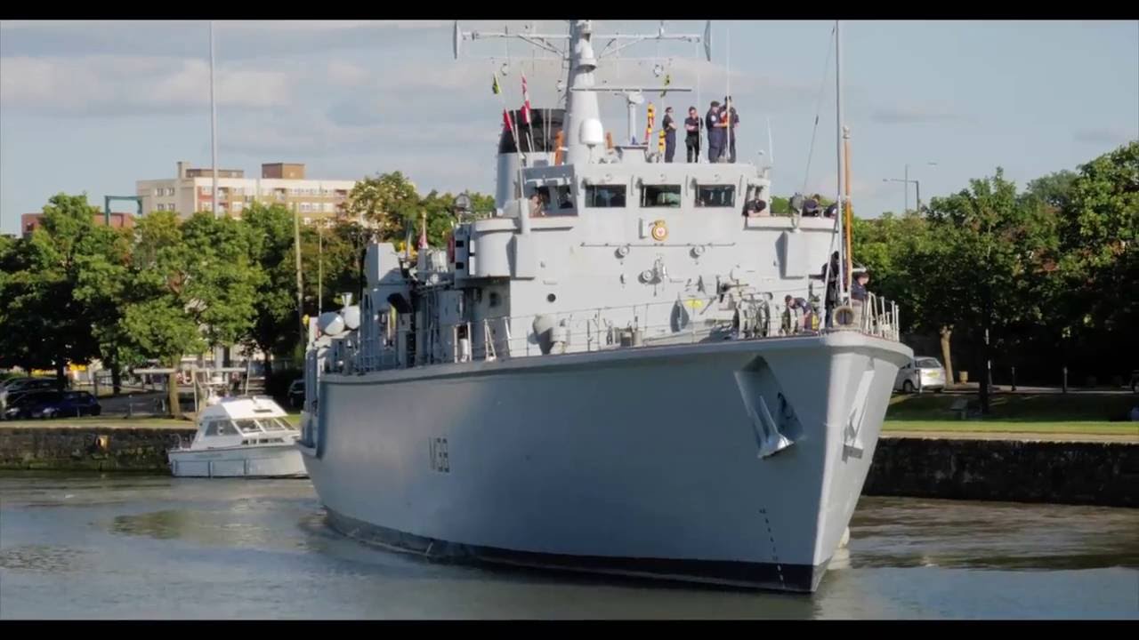 Minesweeper leaves Bristol Lock - Bristol Harbourside festival 2016