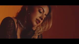 MALA COSTUMBRE – DJ Reek x Caroolnayhe | Video Oficial