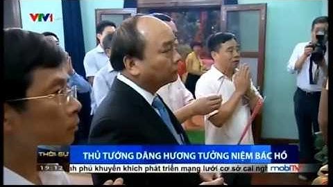 Các đồng chí lãnh đạo dâng hương tưởng nhớ Chủ tịch Hồ Chí Minh