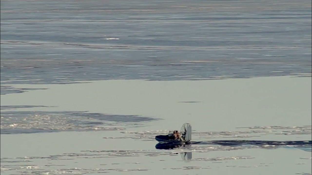 Ледоход на Волге в Самаре. Лед на Волге сошел. Когда сходит лед на Волге. Лодка на льду. Раз промахнулась по льду пошли трещины