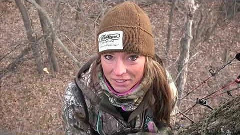 210" Kansas Whitetail at 20 YARDS | Woman Hunter |...