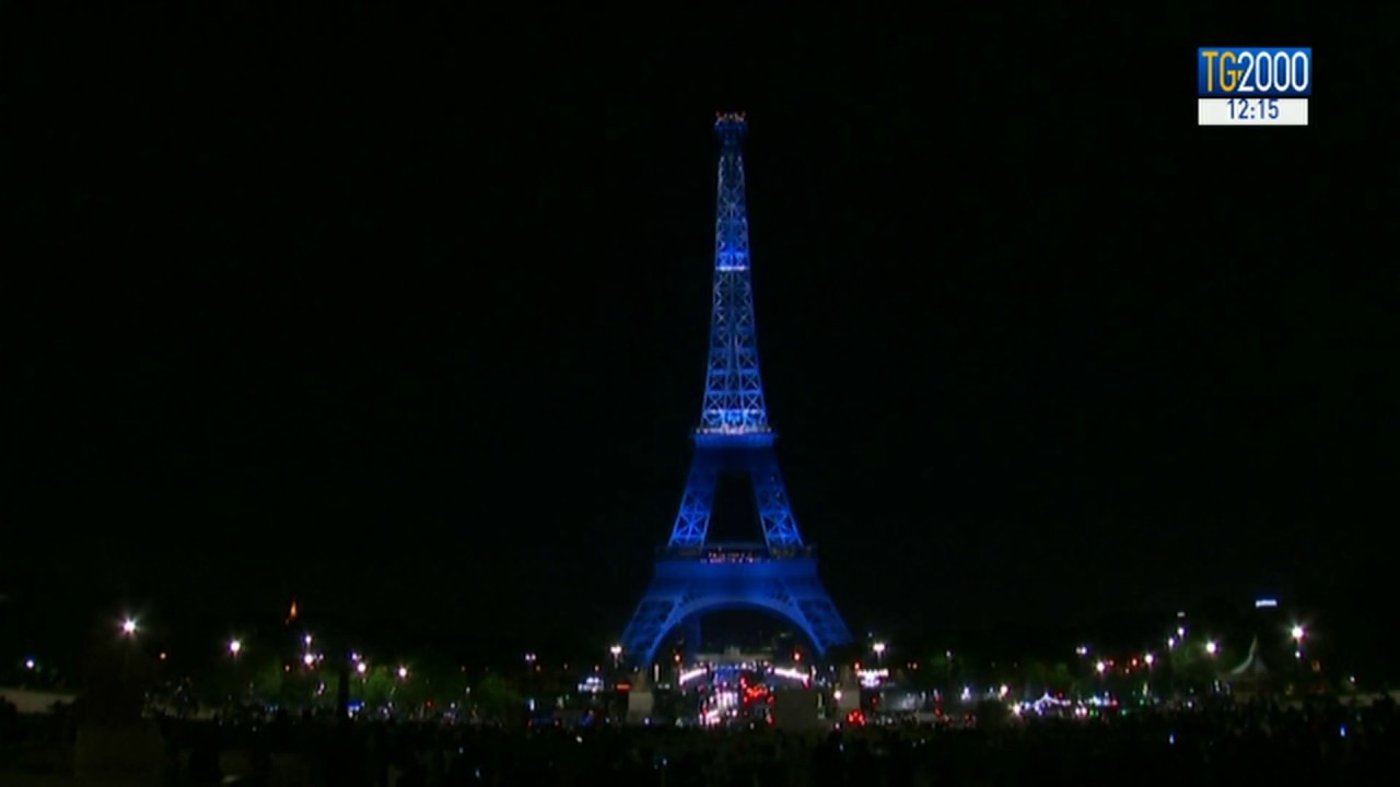 Torre Eiffel Festeggia I 130 Anni Con Uno Spettacolo Di Luci Meraviglioso Youtube