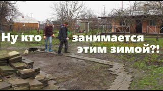 #180 Помощник на кухне. Первое тепло в теплице. И готовая крыша навеса.