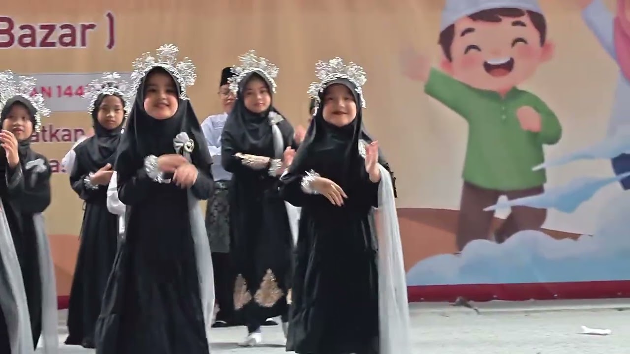 Kaka Naila sedang menari di acara Isra Mi'raj di MI  sa'adah tuddarian