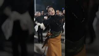 Тибетские девушки верят в судьбу, тибетскую культуру, хорошо поют и танцуют, красивый тибетский сгу