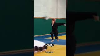 Baekhyun 7 Kişinin Üzerinden Atlıyor