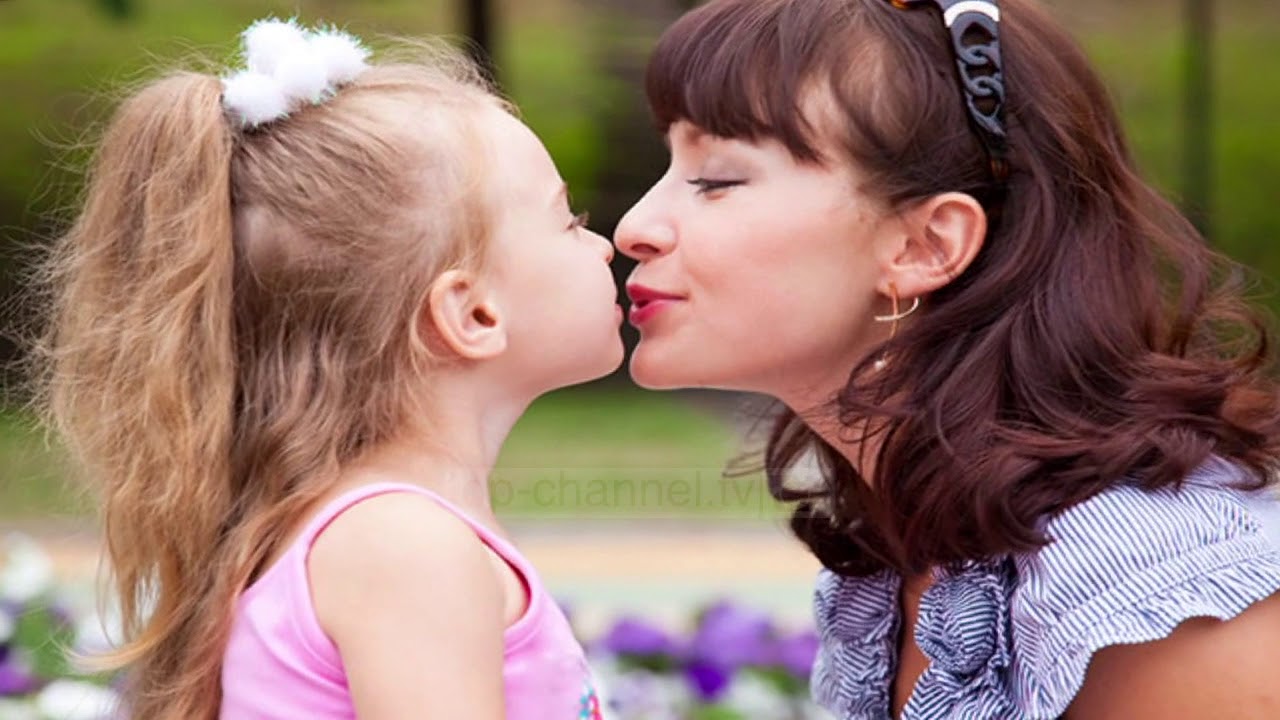 Красиво лижет маме. Мать и дочь поцелуй. Поцелуй девочек. Мама с дочкой поцелуи с языком. Мама целует дочь.
