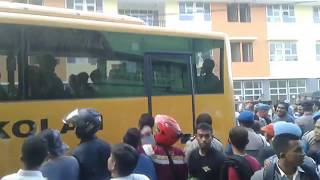 Bus Persebaya Di H4dang Suporter Persidago Yang Ingin Berfoto screenshot 4