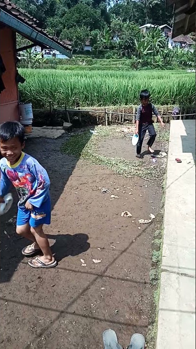 Download lagu Tak ada raket, Piring pun jadi // Bulu tangkis / #KuraihBintang #shorts