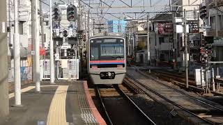 京成本線　市川真間駅2番ホームを3000形快速特急が通過