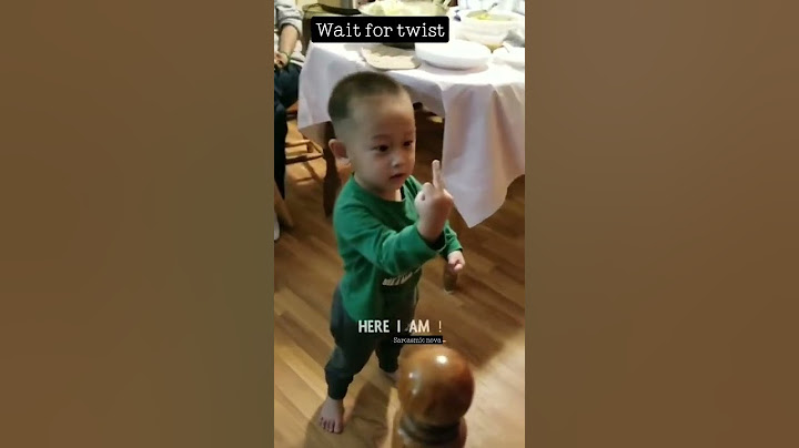 son shows middle finger to dad 😂 while singing 🙄 funny#funny#daddy finger