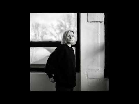 Лиза Смол, Истина - На бегу