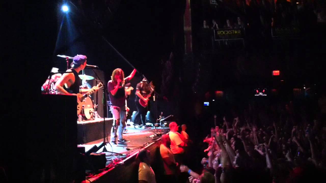 The Edge- Tonight Alive Orlando Fl adlı videoyu YouTube'da izle The Edge- Tonight Alive Orlando Fl adlı videoyu YouTube'da izle