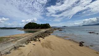 瀬戸大橋が架かる櫃石島と観光スポット歩いて渡れる歩渡島の風景 坂出市