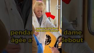 Une Jeune Femme Aide Une Dame Âgée À Avoir Une Place Assise Dans Un Bus Rempli