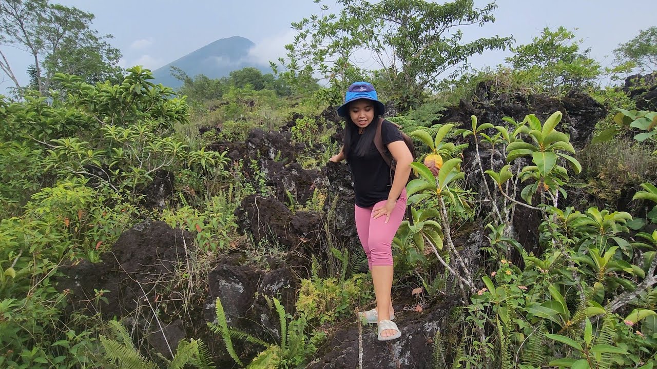 bersantai di atas gunung batu | menikmati keindahan panorama alam