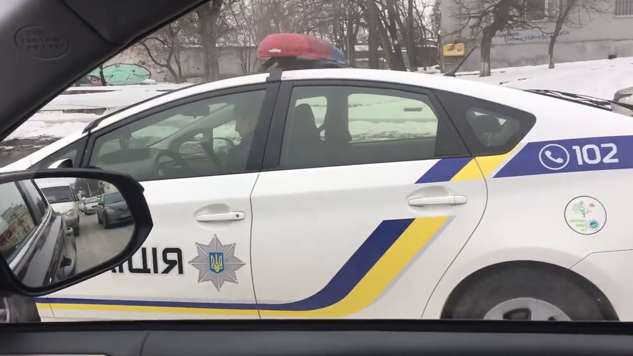 Авто ведет вправо