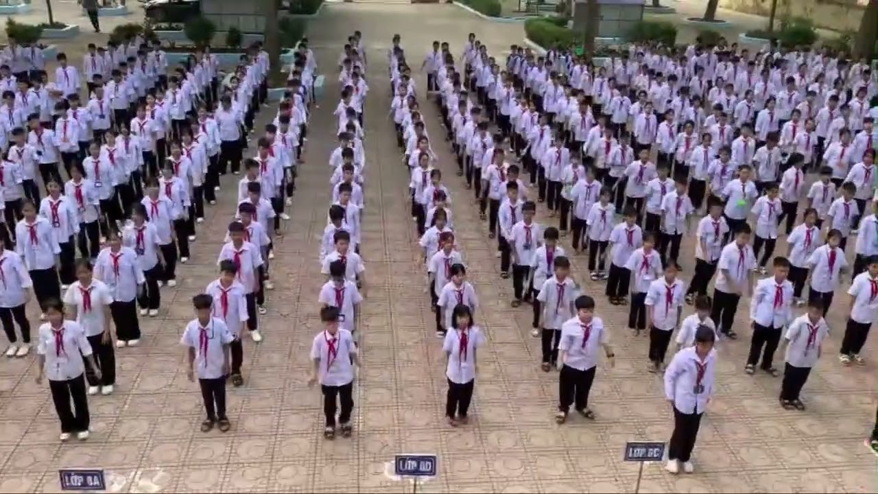 LIÊN ĐỘI TRƯỜNG THCS KHÁNH THƯỢNG THỰC HIỆN HOẠT ĐỘNG MÚA HÁT TẬP THỂ GIỮA GIỜ