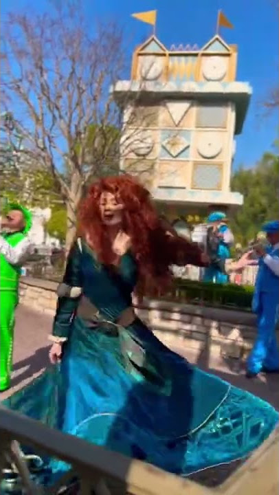 Merida is he own vibe! 💃 #shorts #disneyland