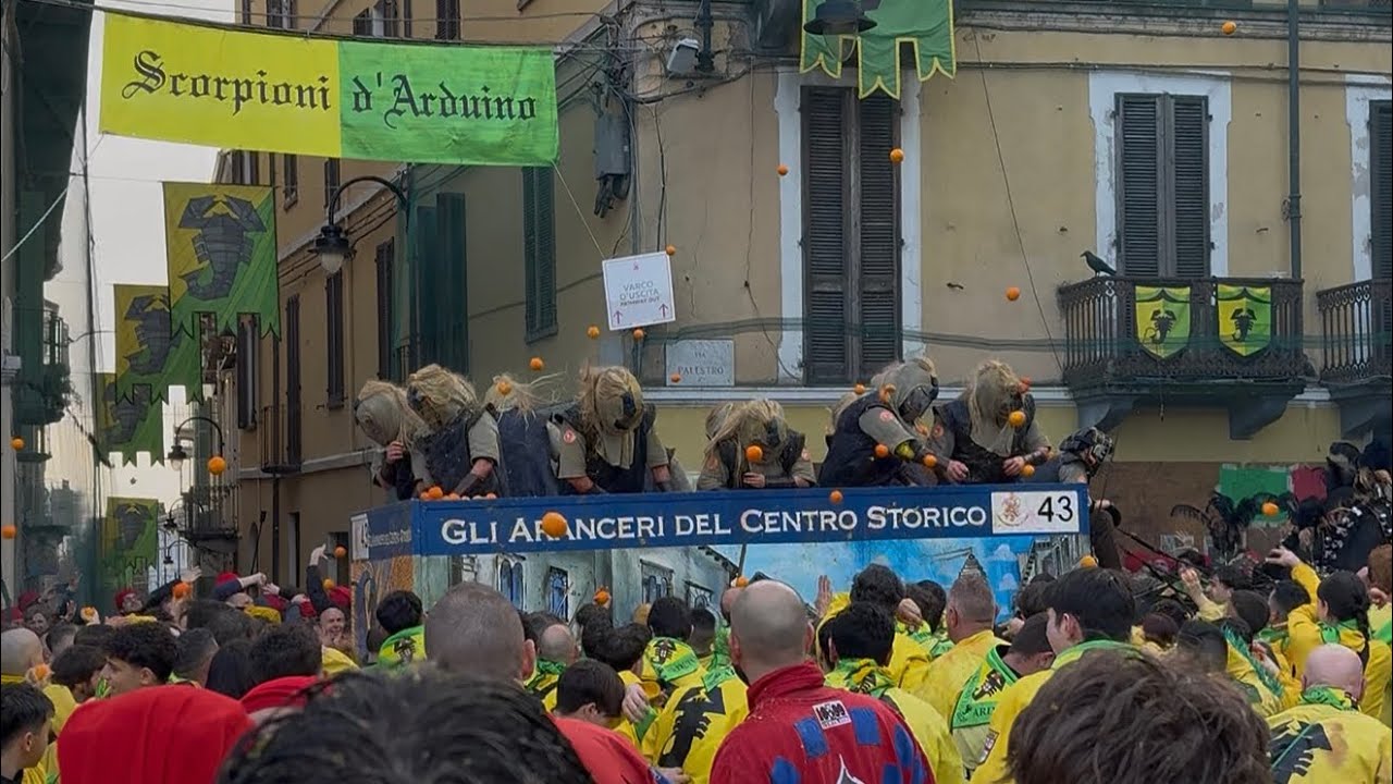 La battaglia delle arance al carnevale storico di Ivrea