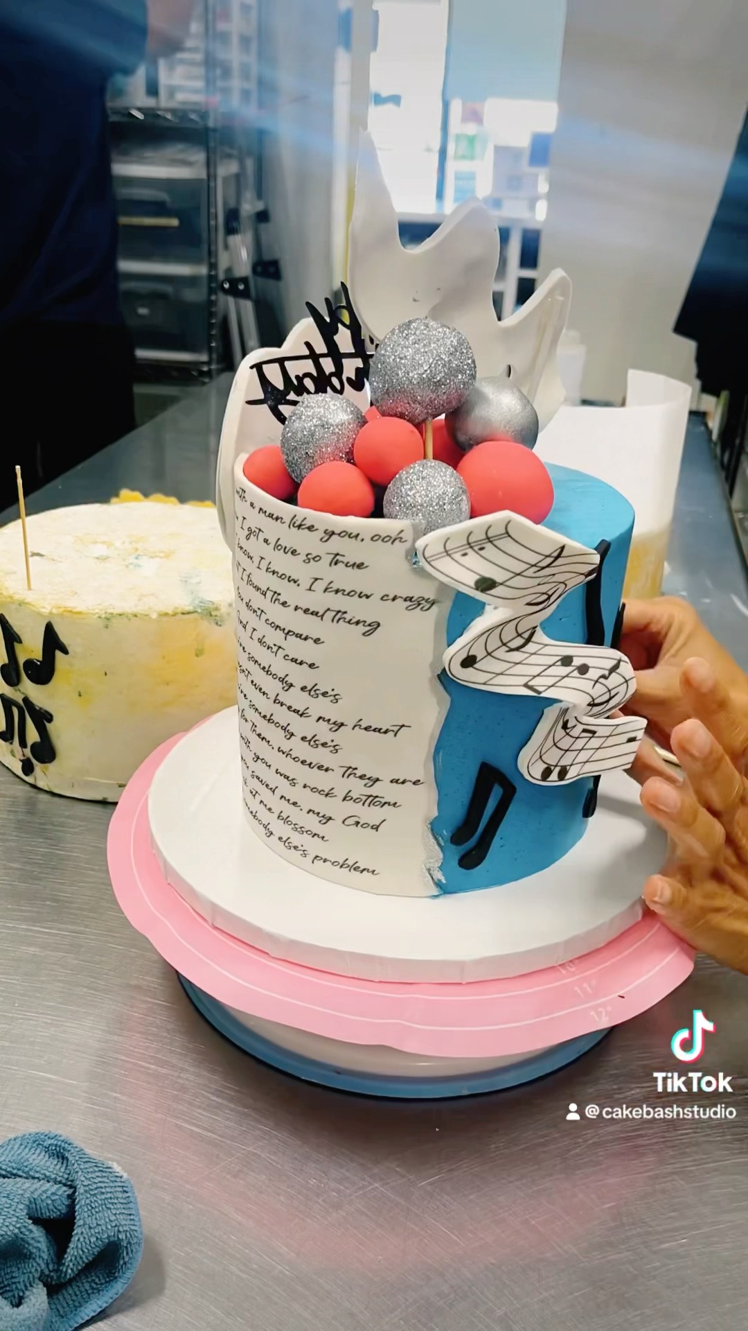 CREATING THE GWEN STEFANI BiIRTHDAY CAKE  #bakesquad  #cake #gwenstefani #artist #behindthescene