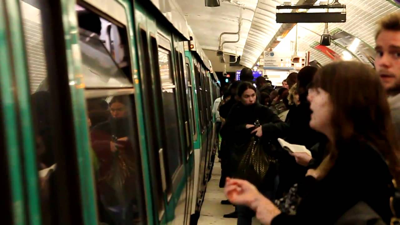 Paris Metro - crowded ligne 13 à Saint-Lazare 2010 (1) - YouTube