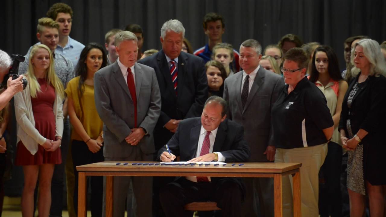 Gov. Earl Ray Tomblin Signs HB 201