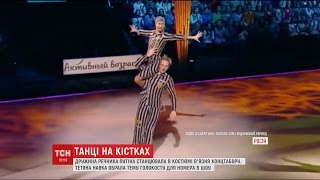 Запальний танок: речник Путіна відреагував на виступ дружини у костюмі в'язня концтабору Запальний танок: речник Путіна відреагував на виступ дружини у костюмі в'язня концтабору