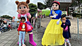 Foto bersama badut alun-alun Kota Batu